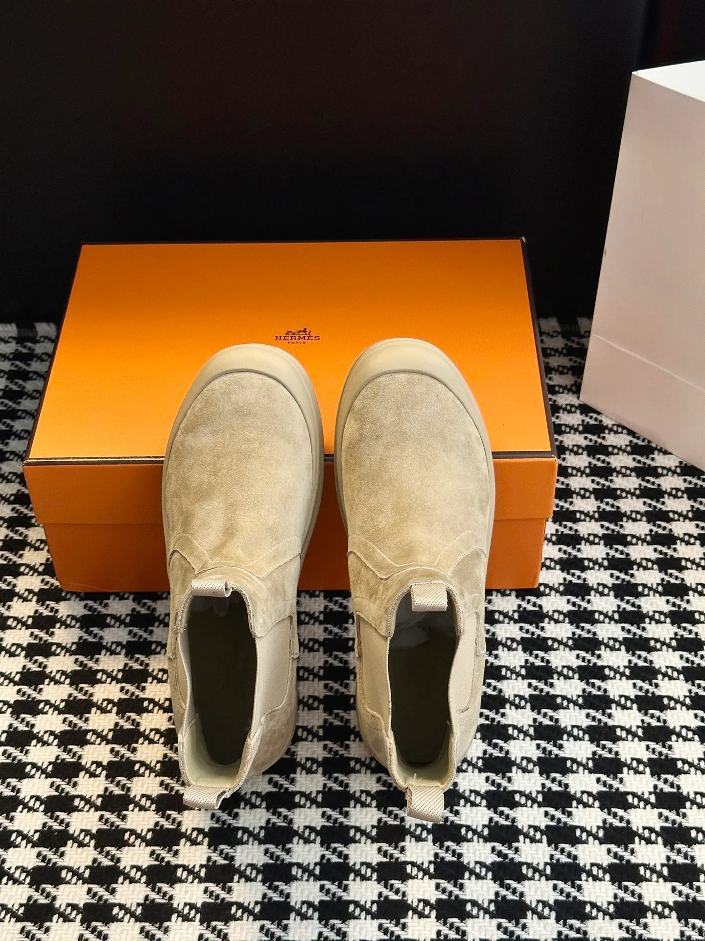 👟👟Ex-factory price 700👟👟 【𝐇𝐄𝐑𝐌𝐄𝐒Ankle boots】Exquisite workmanship, classic and yet individual, matching college style & simple style. yyds The key point is that it makes you taller and slimmer, which is really good news for small people. It makes you look slimmer and taller than ever yyds, good-looking ➢Shoe upper material: original customized cowhide + Yangjing noodles ➢Inner material: cowhide lining ➢Outsole material: original rubber sole ➢Color selection: black cowhide, black Yangjing, nude Yangjing ➢Optional code number: 35-40 (customized 40 is not returnable)